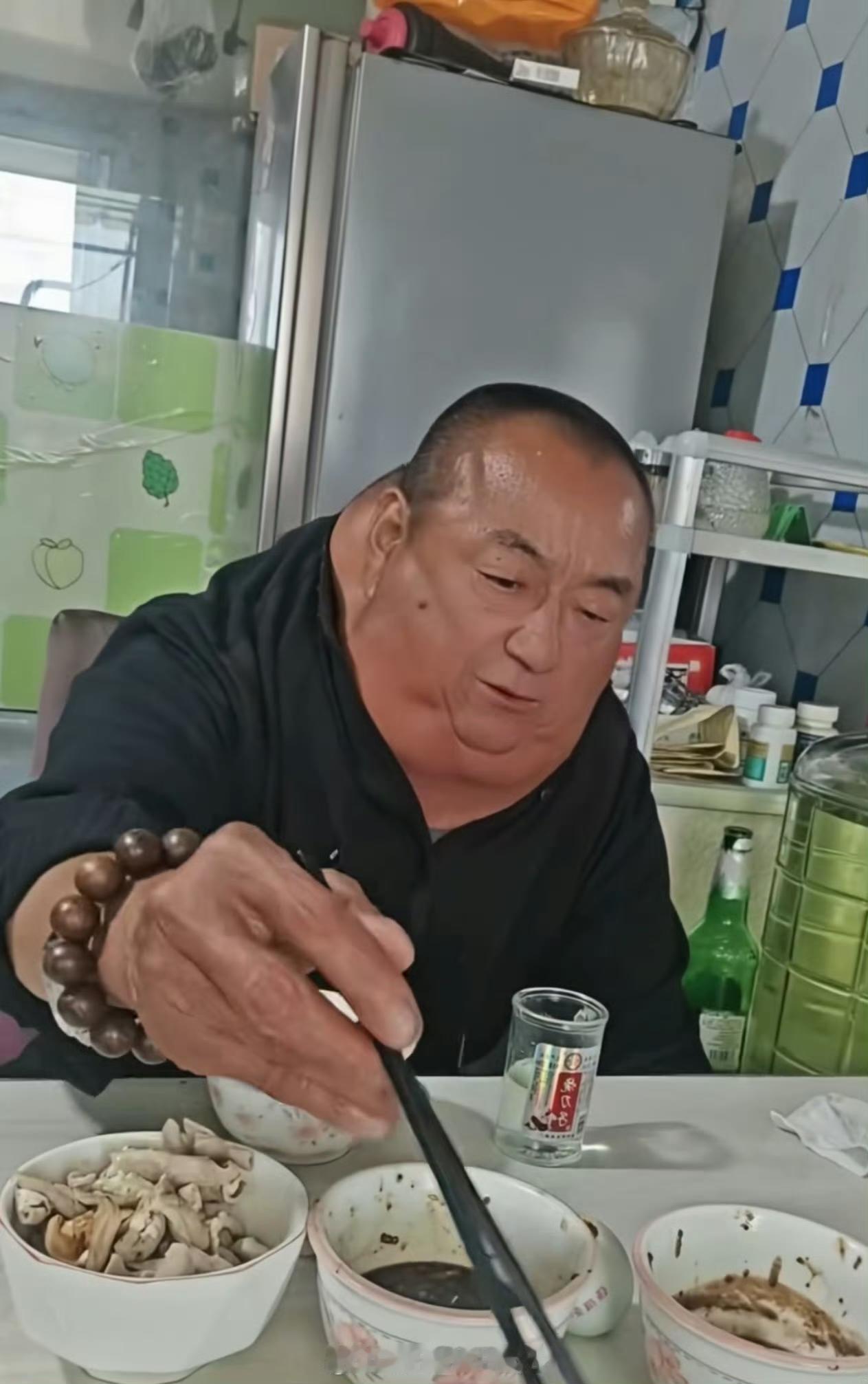 大哥一看就不是一般人，吃的也不错