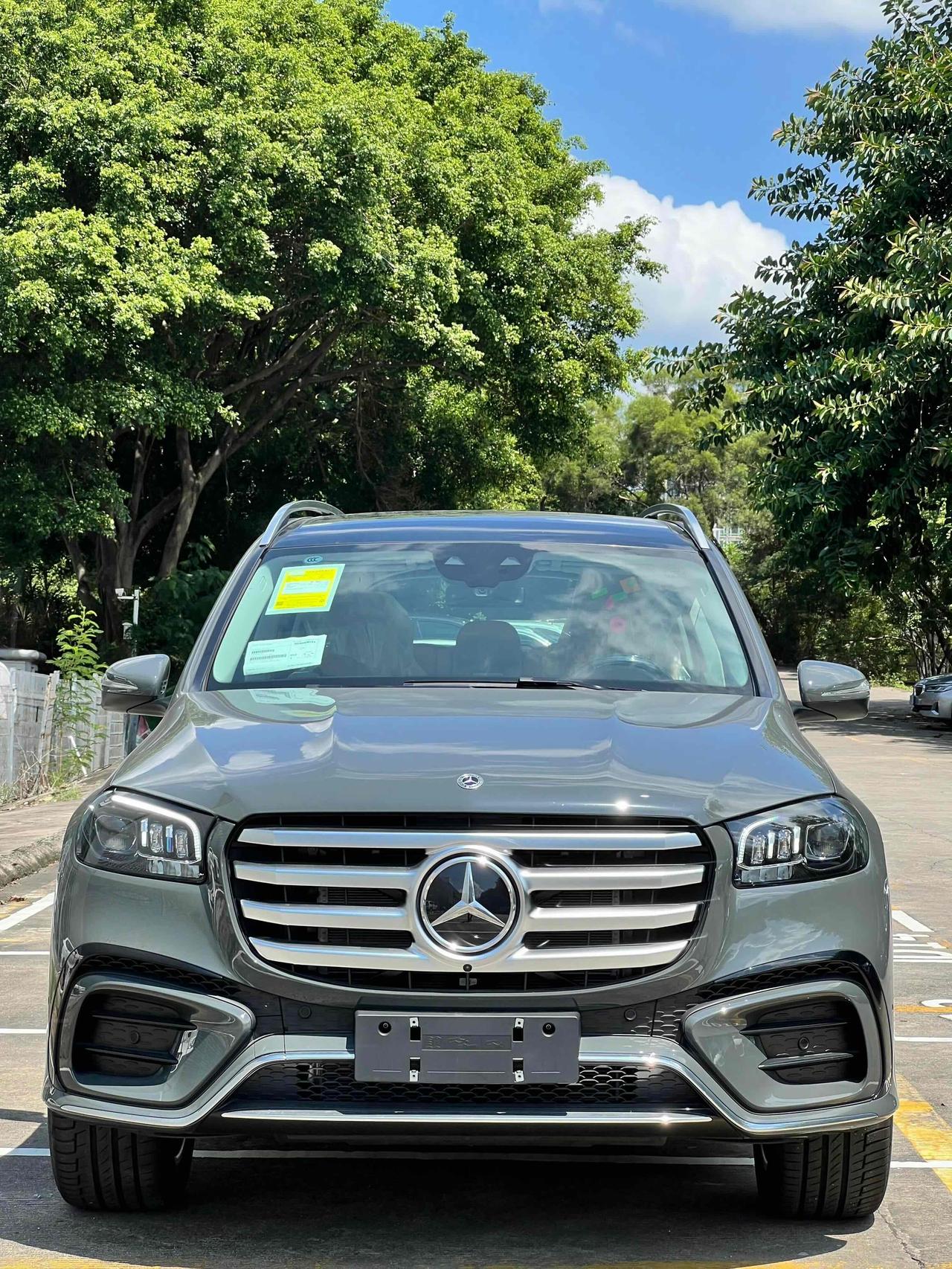 2025款奔驰GLS 450 4MATIC豪华版，这配置简直绝了。外观选矽谷灰色