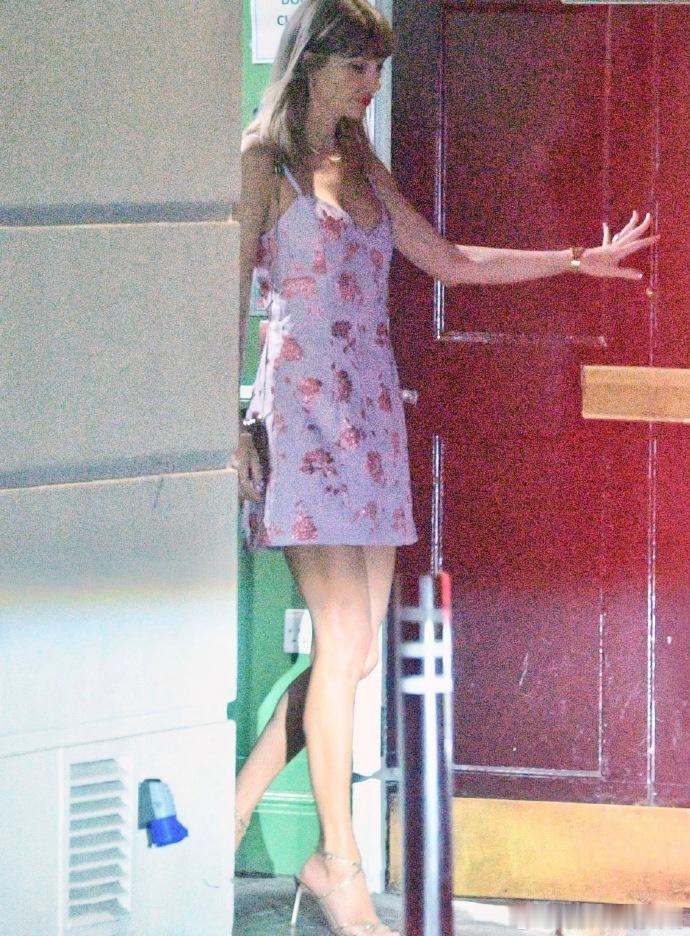 霉霉婚后现身英国状态婚后状态超好的霉霉现身英国，短发干净灵动，淡紫碎花吊带裙温柔