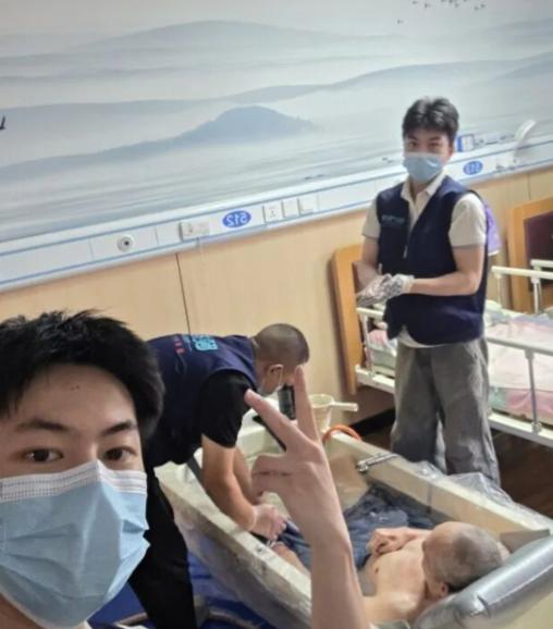 “太意外了！”浙江杭州，一名小伙原本在医院当护士，如果继续干能够月薪过万，但他反