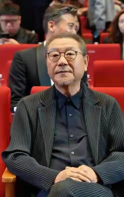 范伟离开赵本山后被骂了21年，被扣上忘恩负义的帽子，可这根本是误会。2005年他