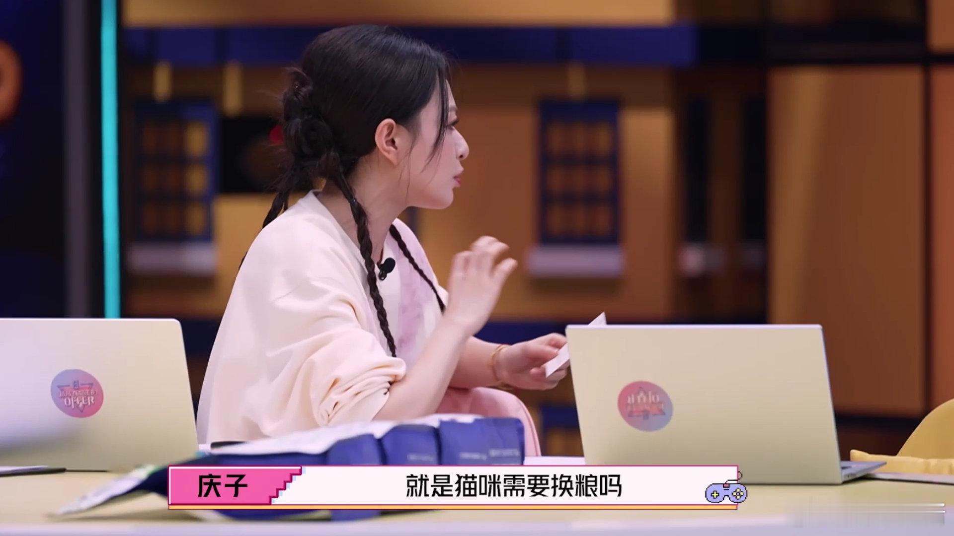 #原来养猫有这么多讲究# 猫咪的饮食需要新鲜感李佳琦的《新所有女生的OFFER》
