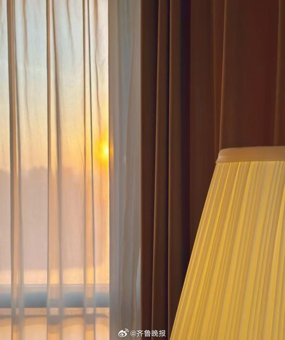 晨光漫过窗台，把今天的温柔，先递给你～#早安#