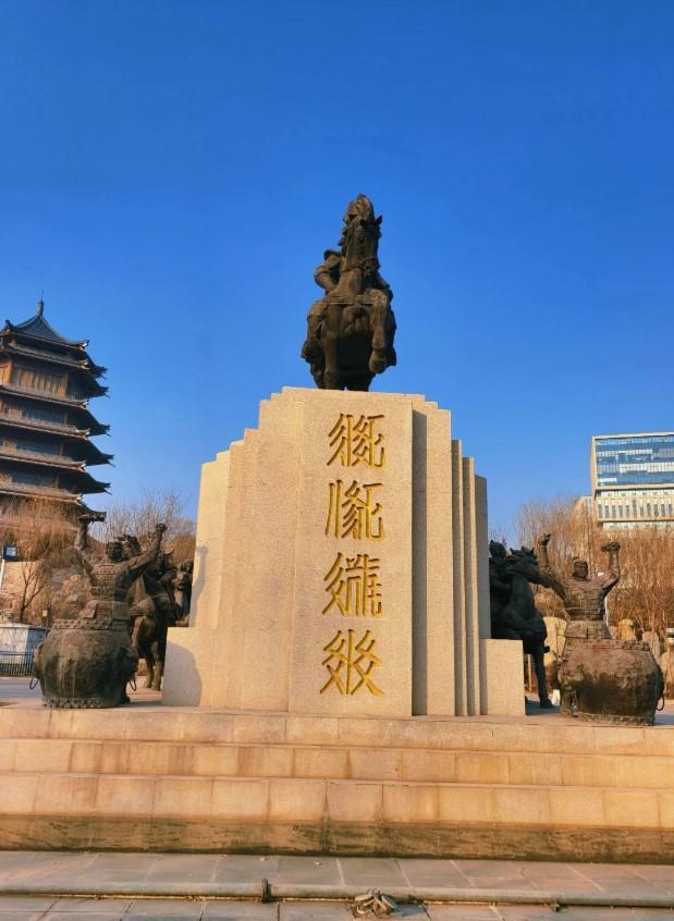 能认识这四个字的人，都是牛人

这是西夏文字，嵬名元昊

西夏开国君主嵬名元昊（