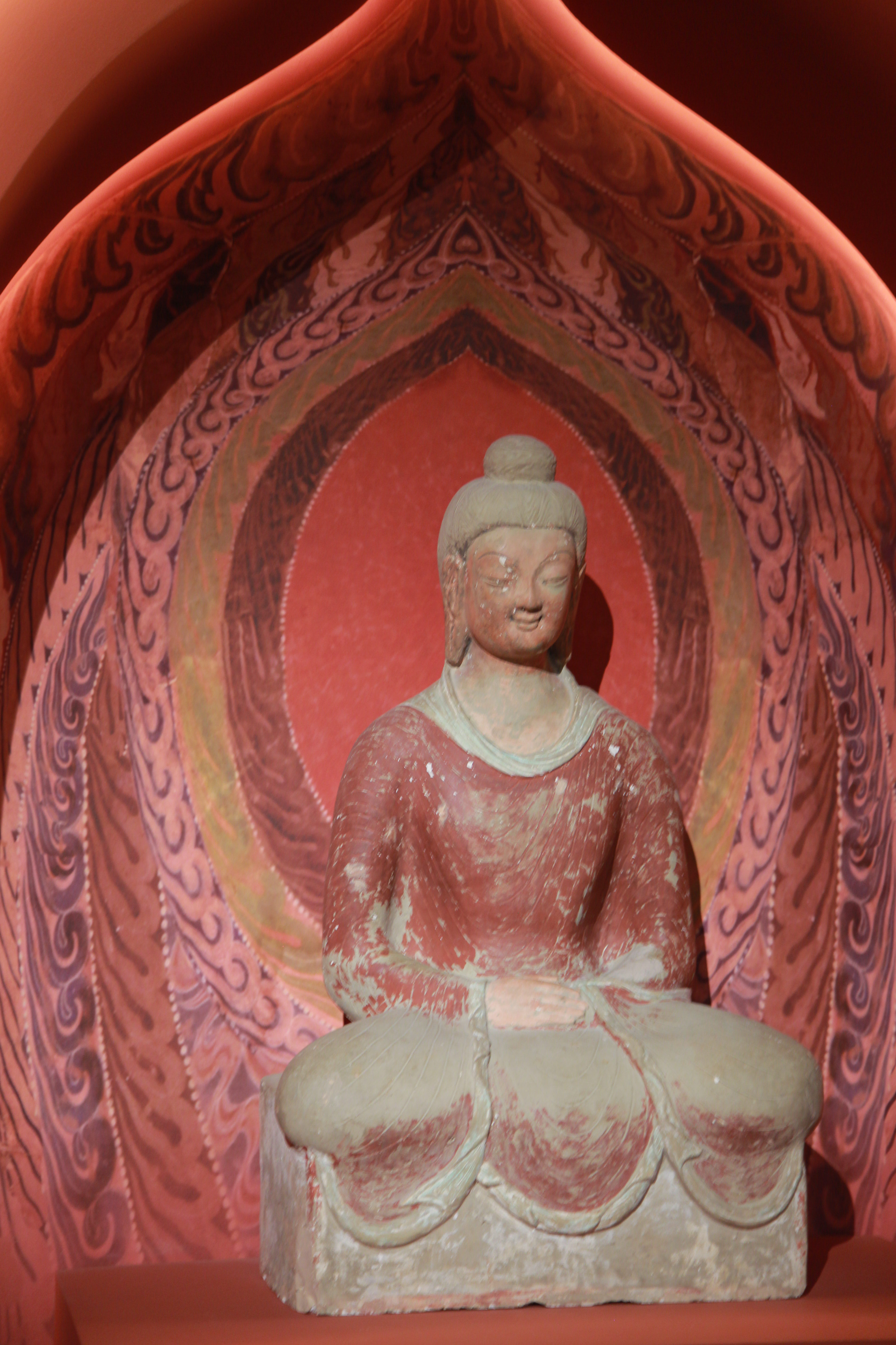 北京如是莫高展是一场跨越千年的敦煌文明对话。展览循着历史与信仰的脉络，将鸣沙山的