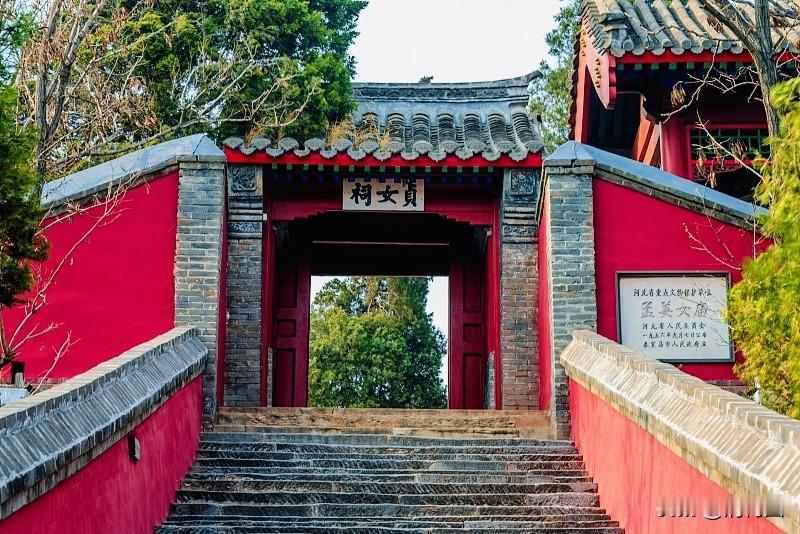 一念之间，潮起潮
山海关东门外，有座小小的孟姜女庙。庙不大，青砖灰瓦，缩在姜女坟
