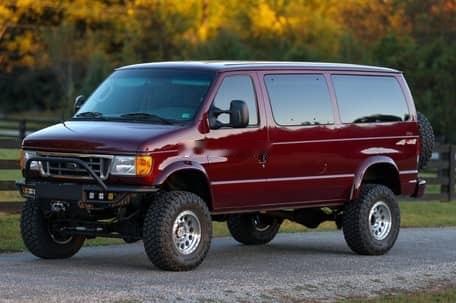 福特E350，这玩意看着很美式~~~235马力的6.0V8柴油机+5AT+四驱，