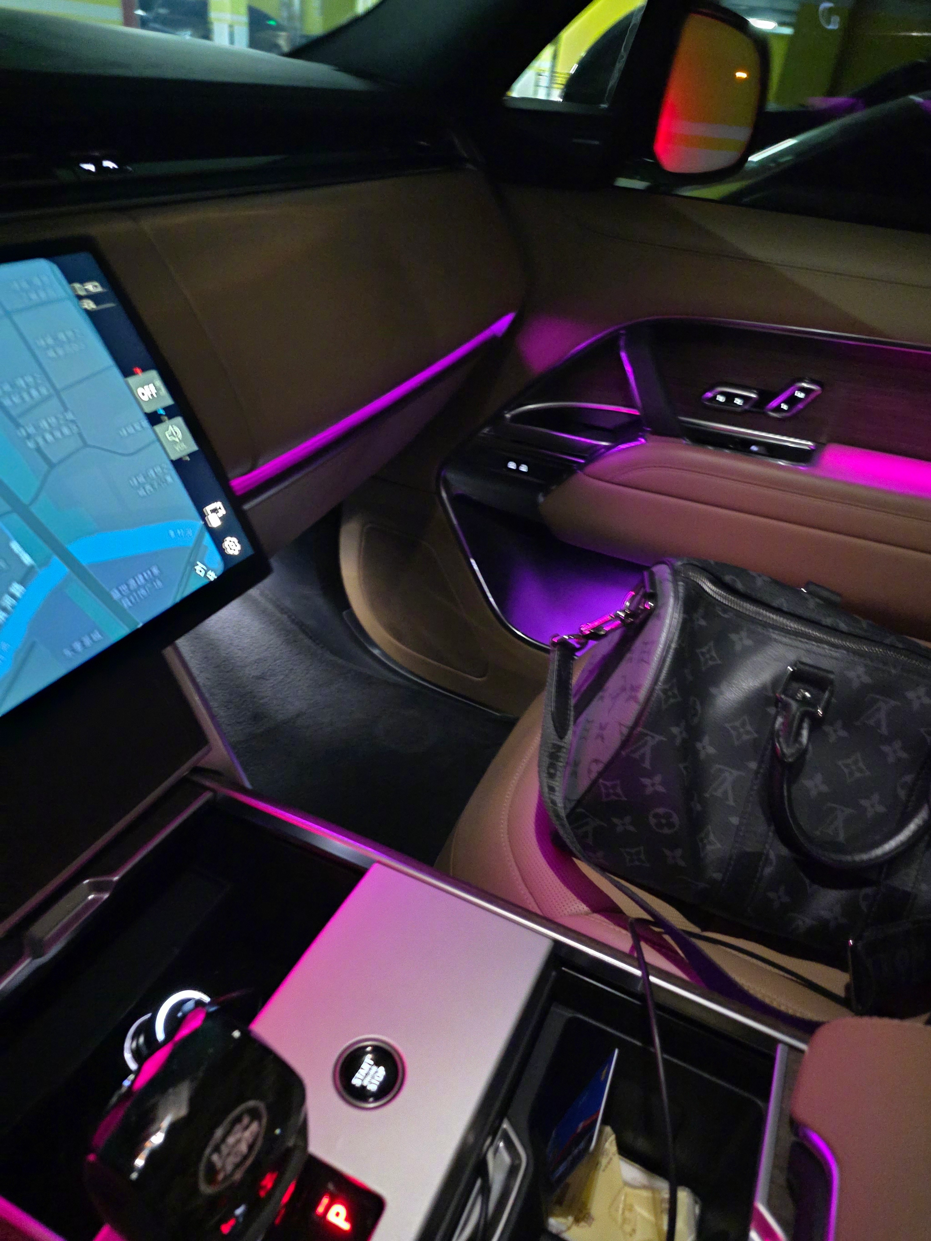 早上青岛起飞，中午西安转机，晚上入住腾冲。折腾一天终于到了[允悲][允悲]。酒店