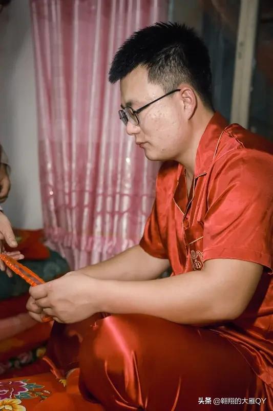 一天，老婆刚迈进家门，就瞅见老公正捧着她的手机，跟个好奇宝宝似的看得入神。老婆立
