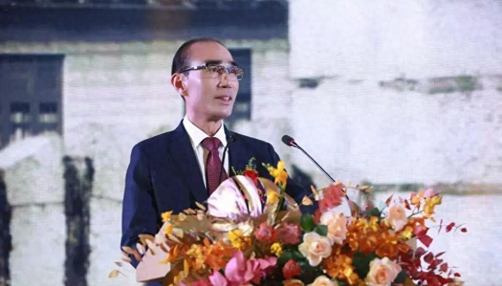 谁能想到，超市货架上几块钱一包的蛋黄派，背后站着一个身家几百亿的福建首富。

1