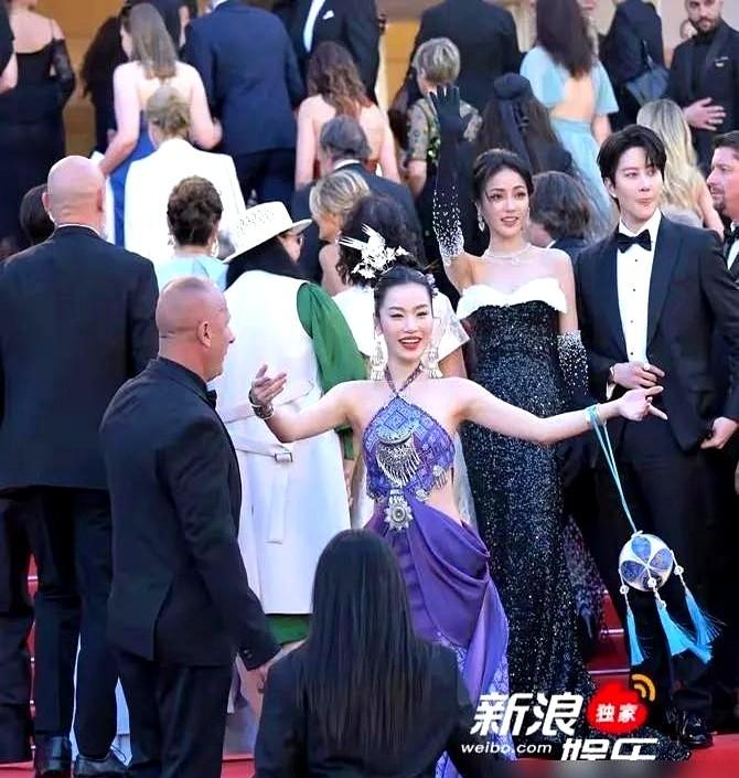 戛纳红毯，26岁广西姑娘氧化菊被外媒批“令人费解”，直播镜头一秒没给，国内骂声一