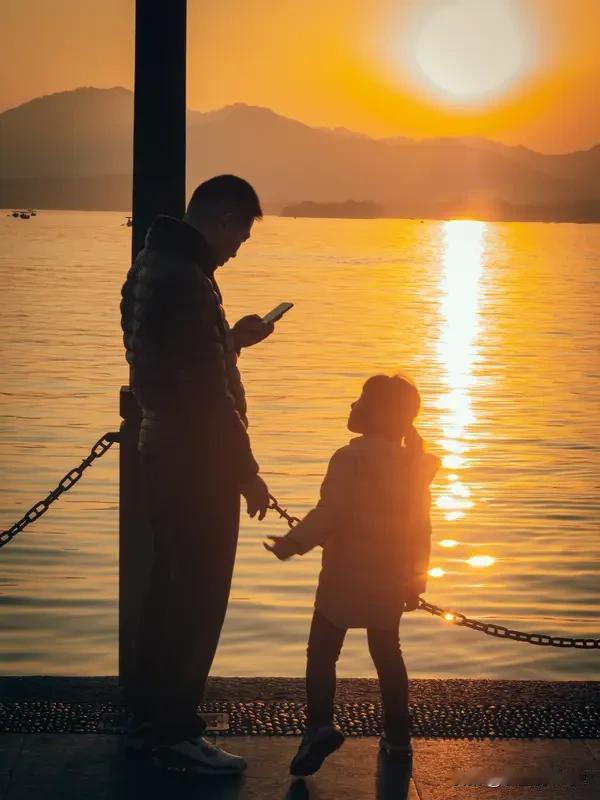 幸福是一种复杂多元的主观感受，它可以是家人围坐、共享温暖晚餐时洋溢的亲情氛围，是