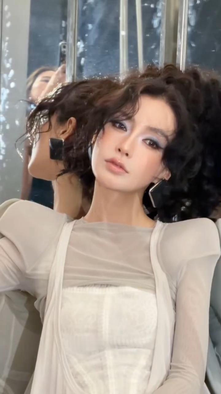 杨单给baby化复古摩登妆实况图下的女明星 