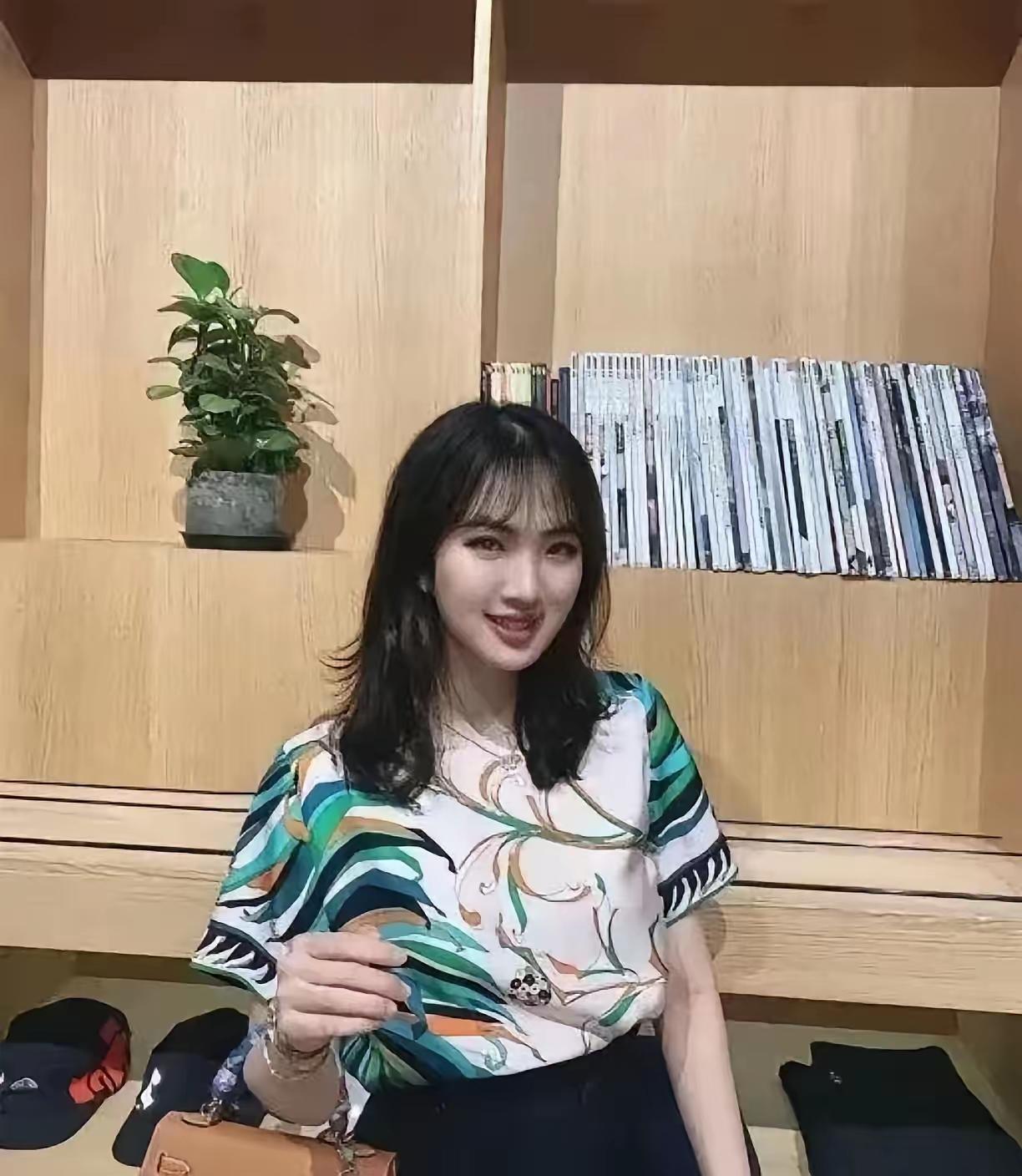 姚安娜喊余承东“余叔”这事儿，细品挺有意思。
 
任正非的女儿，华为背后的“千金