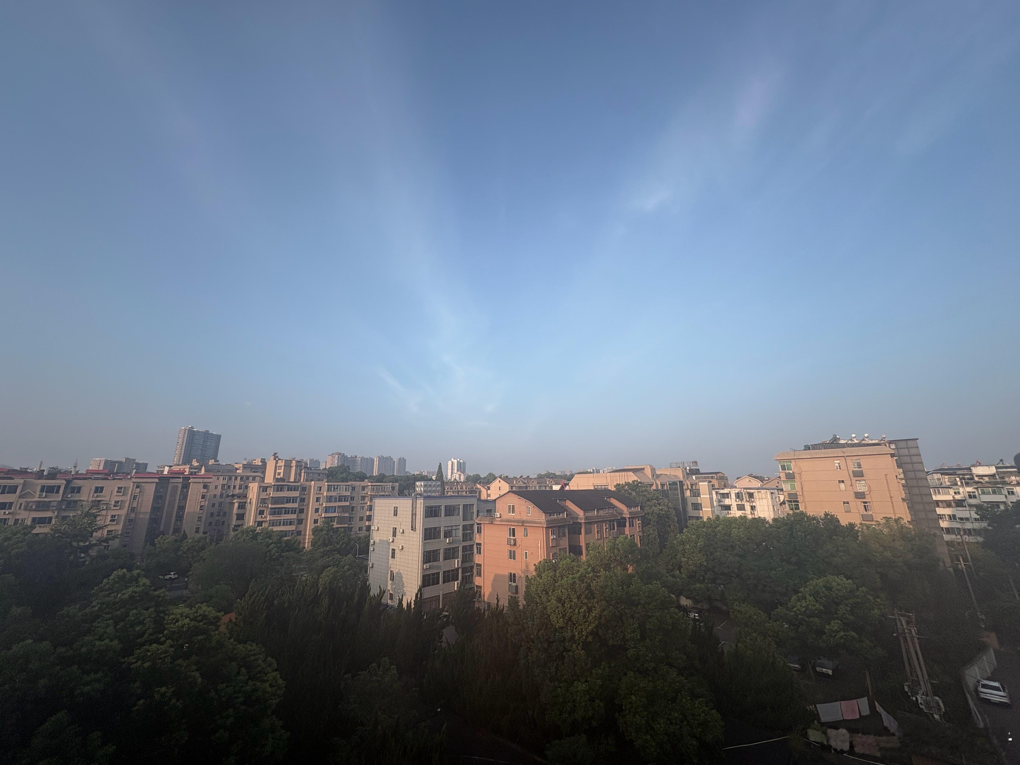 周三，咖啡热美式 喝了，早上好 晴天☀️热🔥生活手记 “真正的自律，从来不是靠