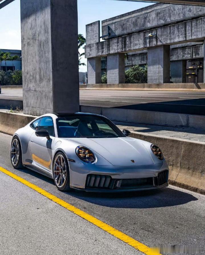 保时捷把911 GTS搞成混动了！这可把老粉们整不会了，2025款Carrera