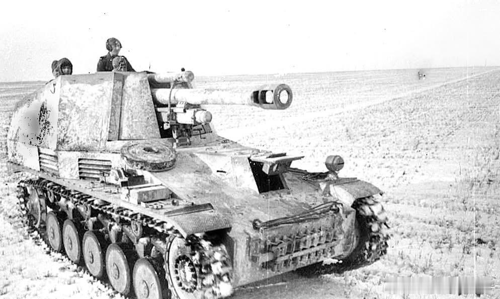 警卫旗队师装甲炮兵团的胡峰105mm自行火炮正在一辆III号炮兵观察坦克世界的引