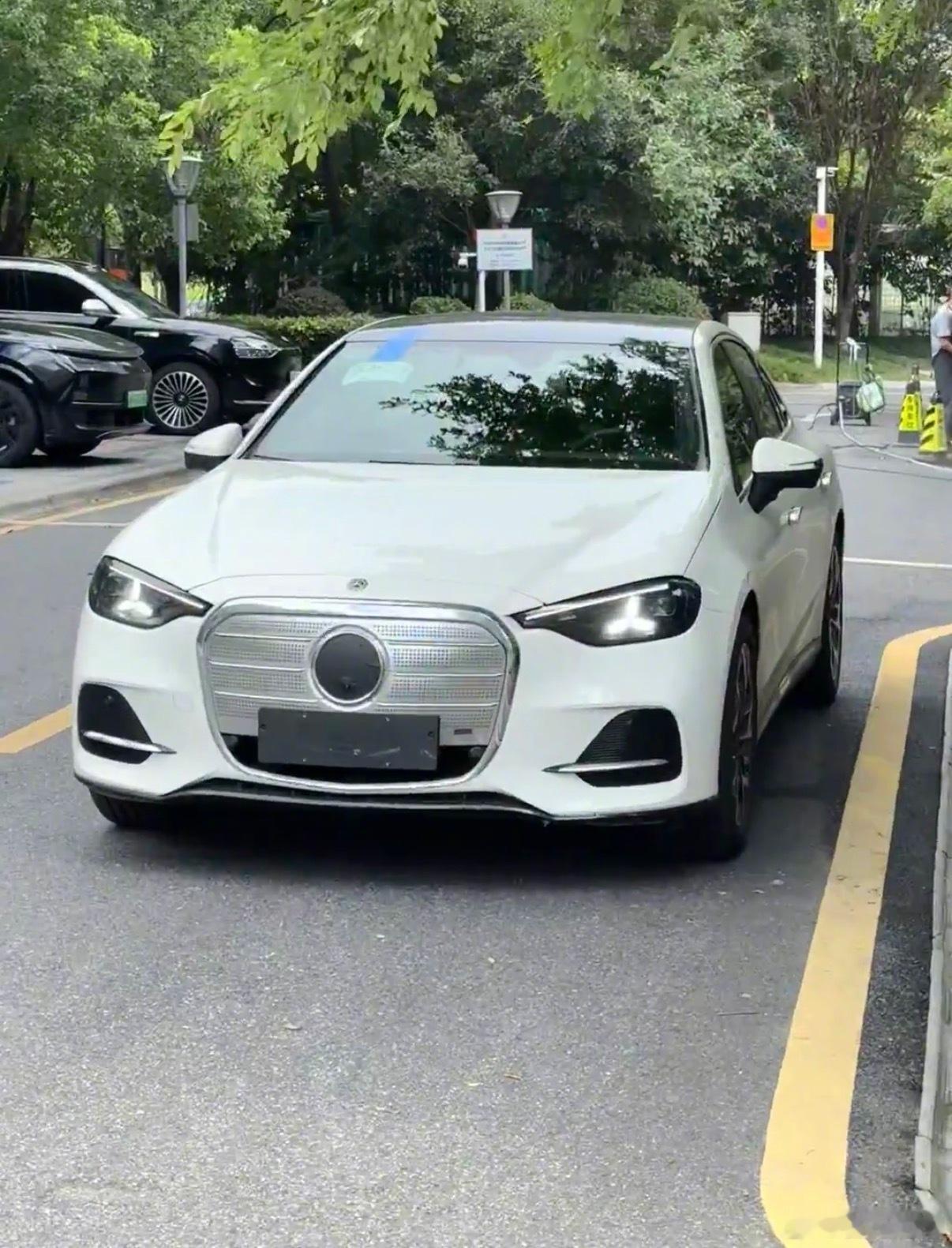 纯电C级实拍图有的车可能图片看着丑，但实车看着还行但这个吧……网友评论：为什么要