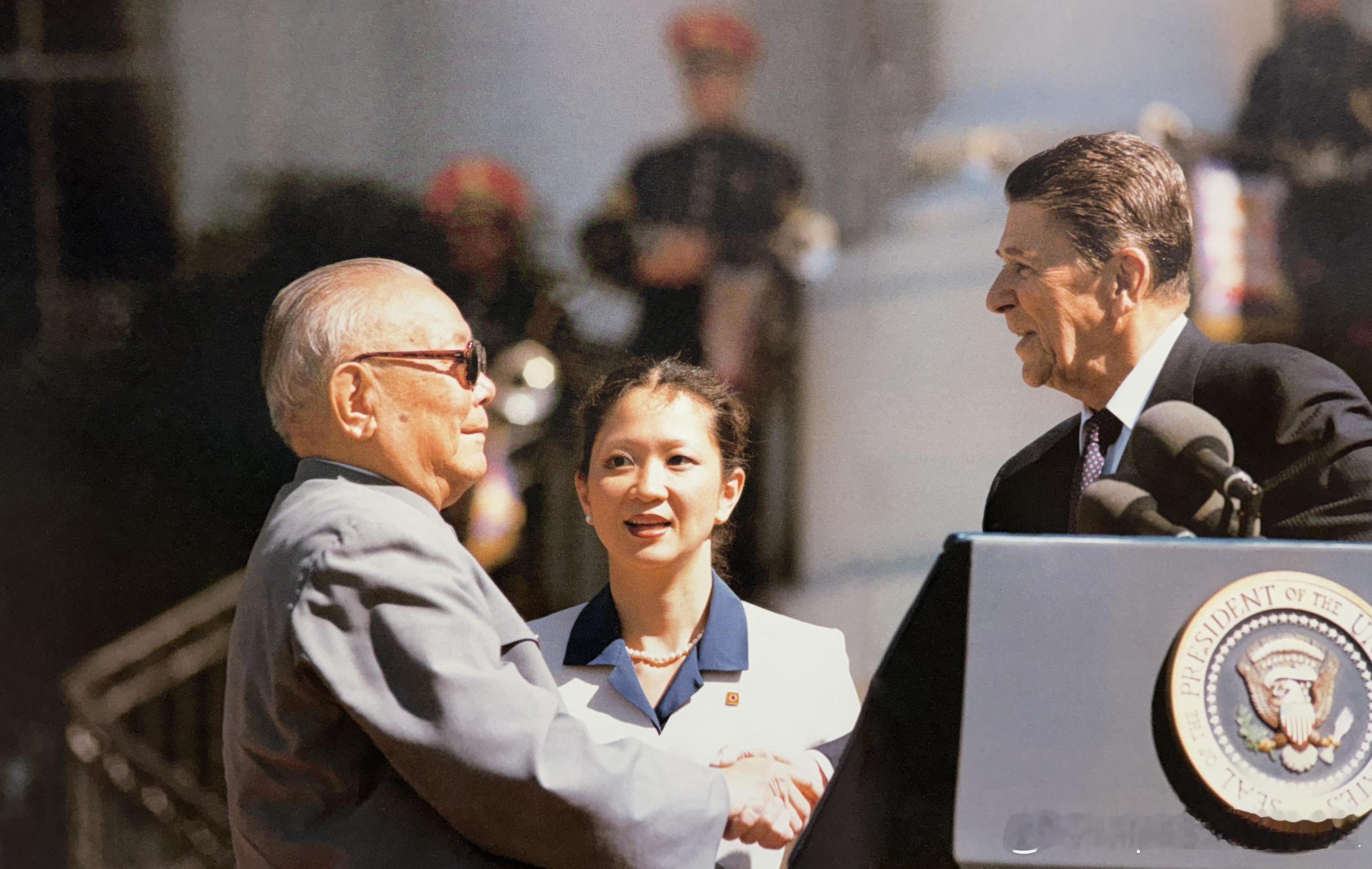 1985年7月国家主席李先念访问美国，与美国总统里根握手，这是中国国家元首首次访