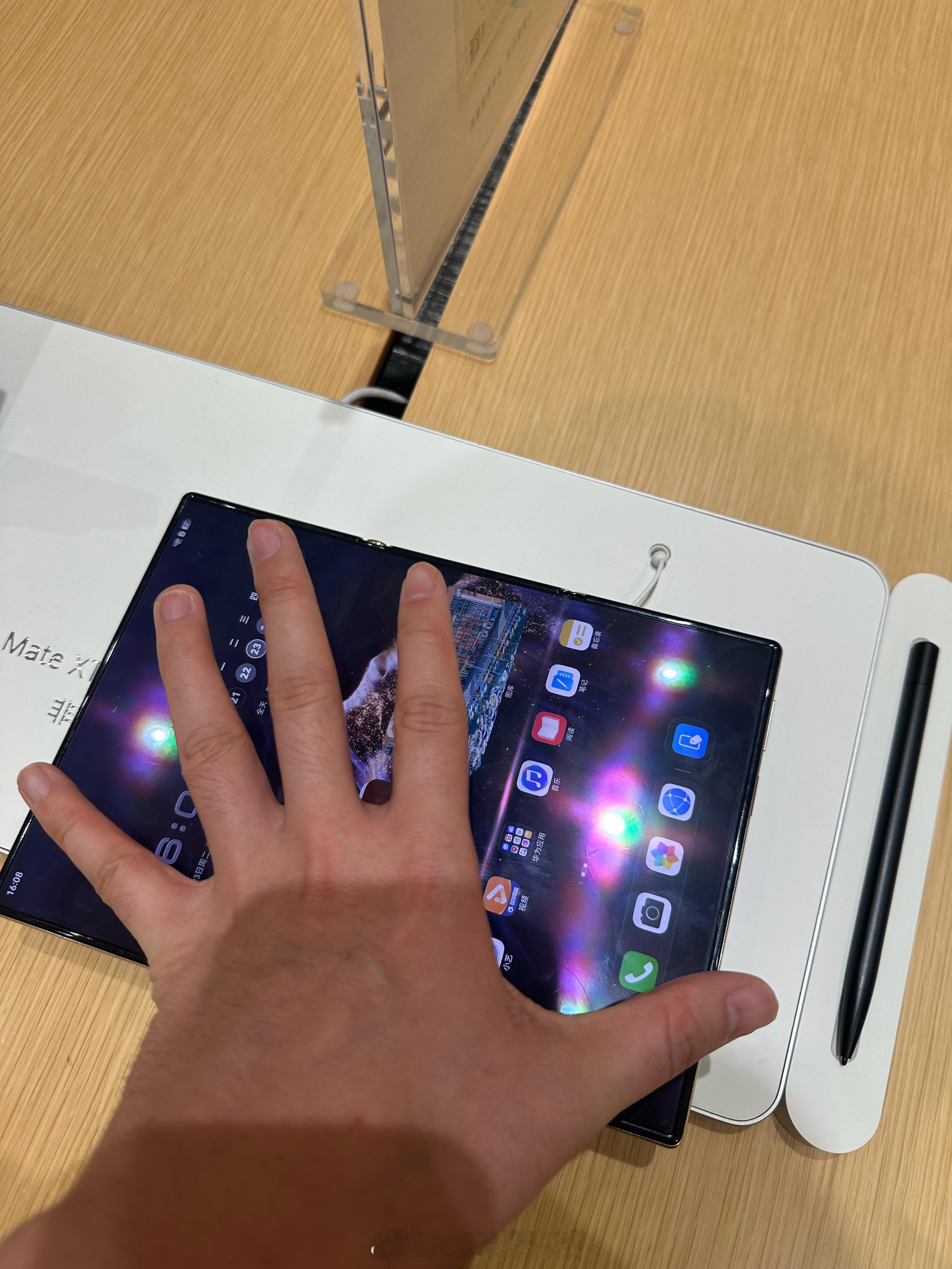 华为Mate XT 2这次把折叠方式从Z型改成U型双内折，两侧屏幕向内收拢把主屏