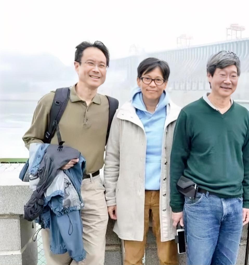 杨振宁的三个孩子，没有一个继承父业的。
老大杨光诺学计算机，博士毕业后去硅谷搞量