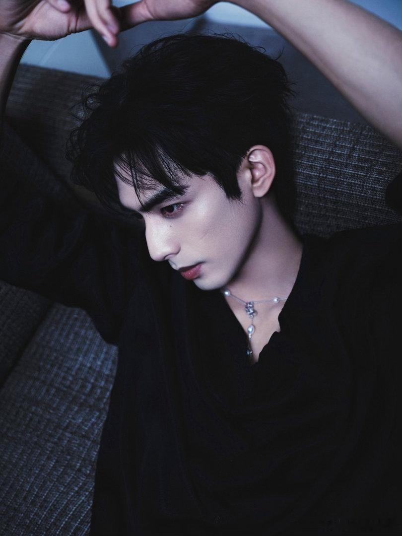 宋威龙线下把我颈椎病治好了宋威龙好细的腰🖤一身黑衣简约冷冽，修身剪裁勾勒纤细腰