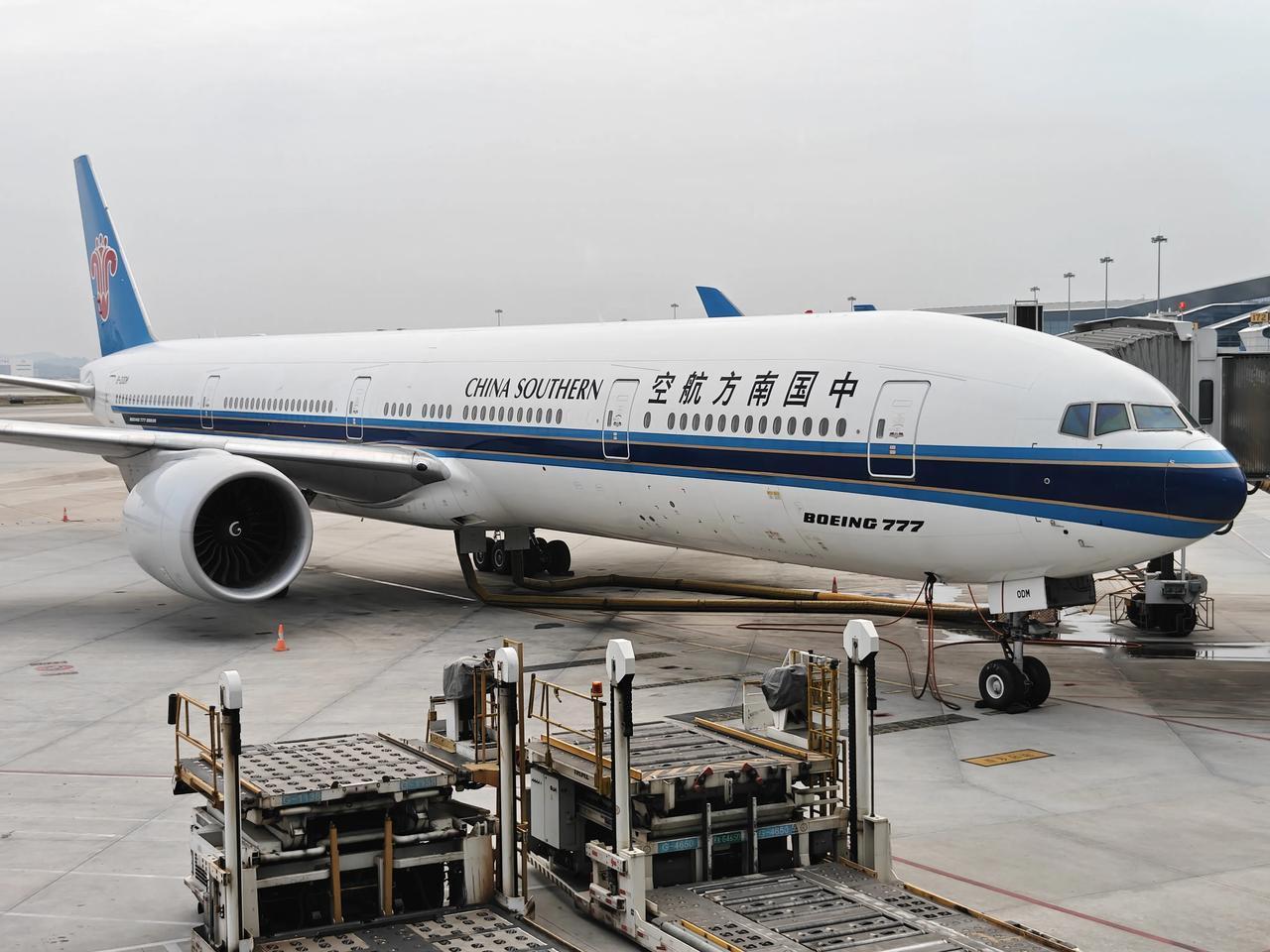 震撼的大型飞机

广州白云机场的大飞机实在震撼，一架飞机的空间，大概是8辆大巴车