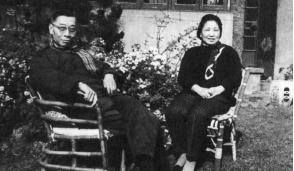 1966年，朱梅馥为傅雷准备好温水，等他服下剧毒药物后，她又帮傅雷摆正仪容，然后