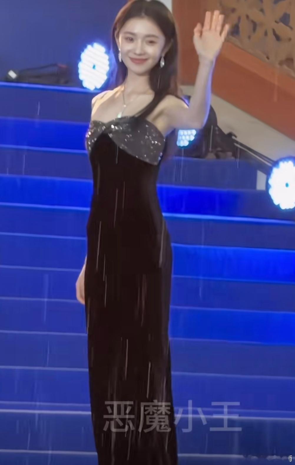 刘浩存红毯生图，雨中随拍都能出片，太美了！ 