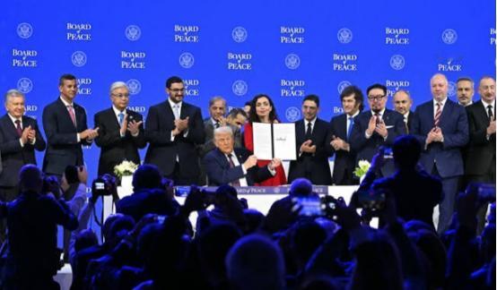 达沃斯现场：和平委员会签约

在瑞士的达沃斯论坛现场，美国总统特朗普主持了“和平