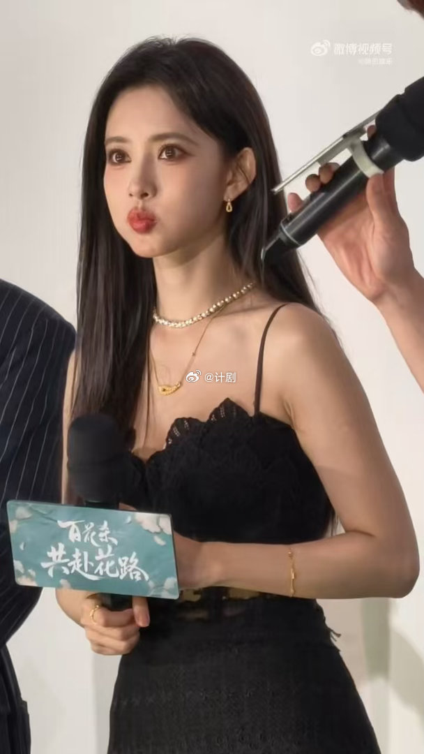 孟子义嘟嘟嘴世萌一捕捉到孟子义超可爱瞬间，微微嘟起嘴唇俏皮又灵动，明艳长相搭配娇
