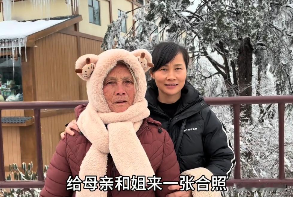 唐尚郡得姐姐出现了，在唐尚郡得视频中，经常听到他提自己得姐姐。每次回家开得车都是