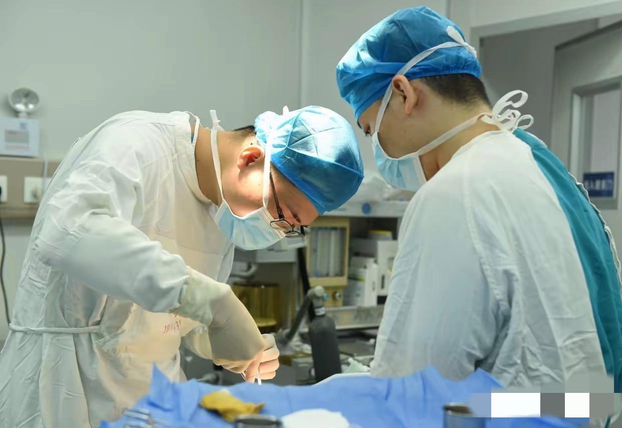 重庆，一男子带13岁儿子在某社区服务中心做包皮手术。手术后，医生告知手术很成功，