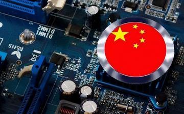 中美芯片大战，却让日本发现了一个秘密！美国靠着尖端芯片硬磕中国，把EUV光刻机当