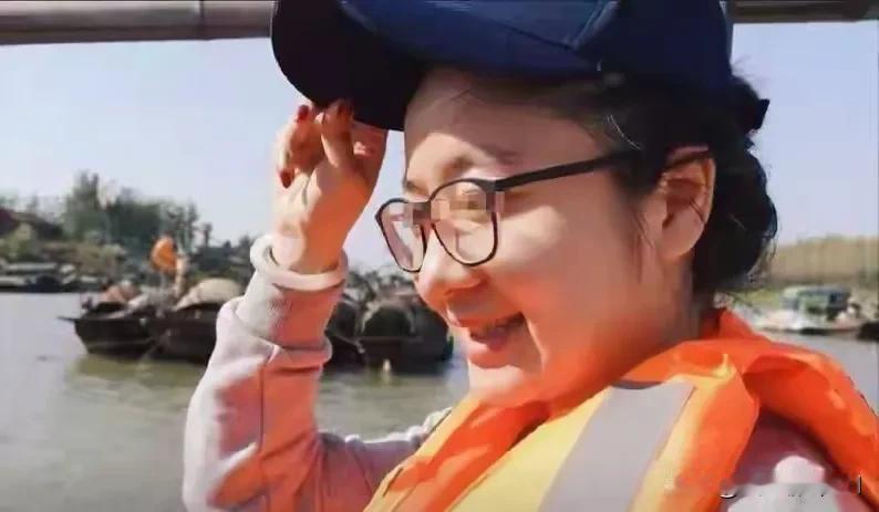 这起事件是湖南的戴小暖将同乡黄某折磨致死。戴某、黄某、温某和刘某皆为同乡，四人在