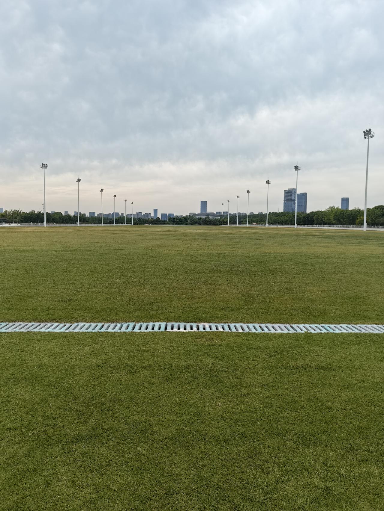 特朗普访华这事儿，对A股市场影响可不小。白宫公布随访的16位美国商界领袖，涉及科