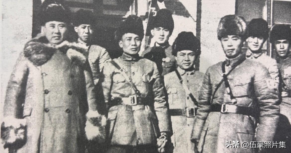 1936年11月，傅作义（前排左一）和汤恩伯（前排左二）曾经在绥东前线并肩作战的