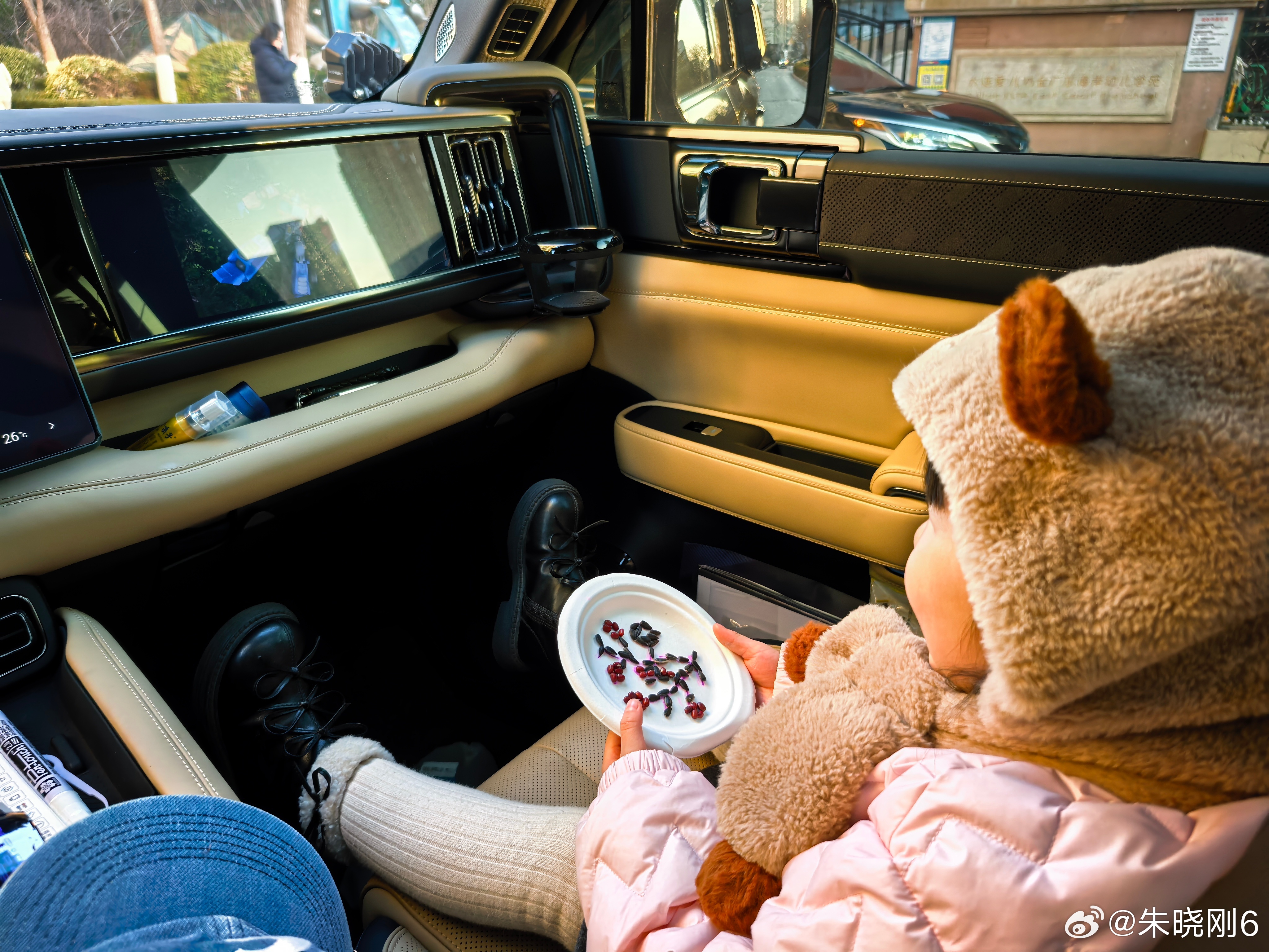 原本用来接送孩子的d9已经被老大抛弃，她只认豹5的副驾屏