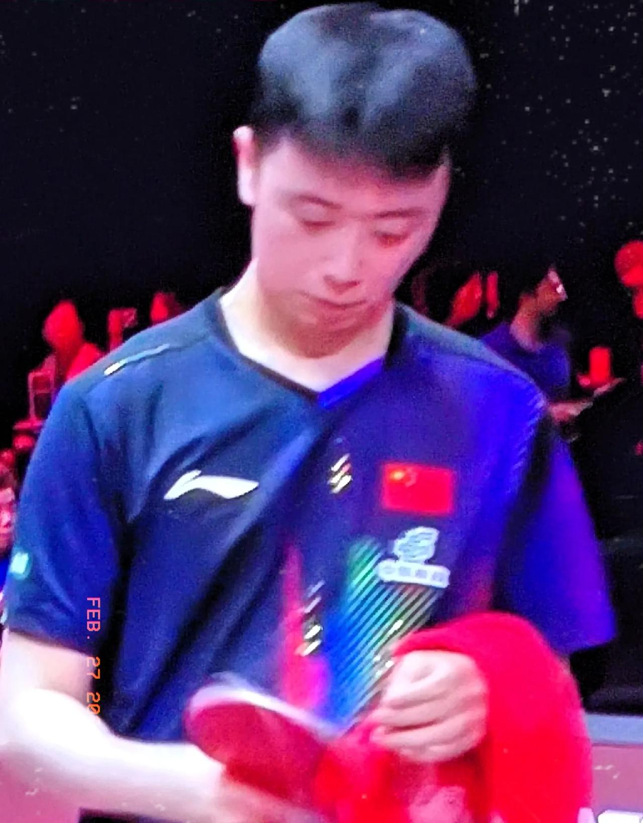 陈恒宇爆冷击败世界排名第二，巴西名将雨果，晋级新加坡大满贯男单八强。
雨果先发制