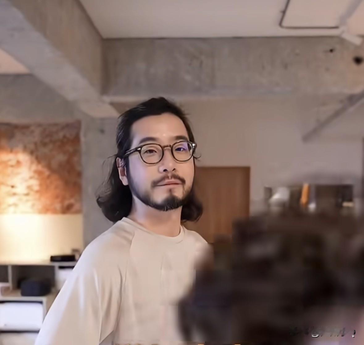 陈意涵老公许富翔以前留小胡子，现在留了张纪中式络腮胡，我想问导演是不是都喜欢留长