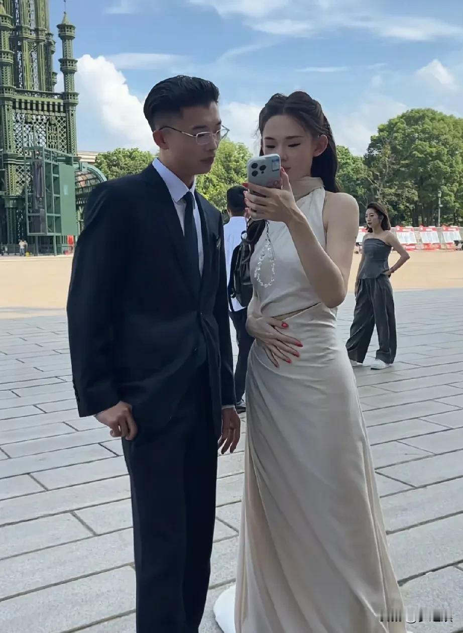 发现没，他俩长的越来越像了，先苦后甜的小两口！