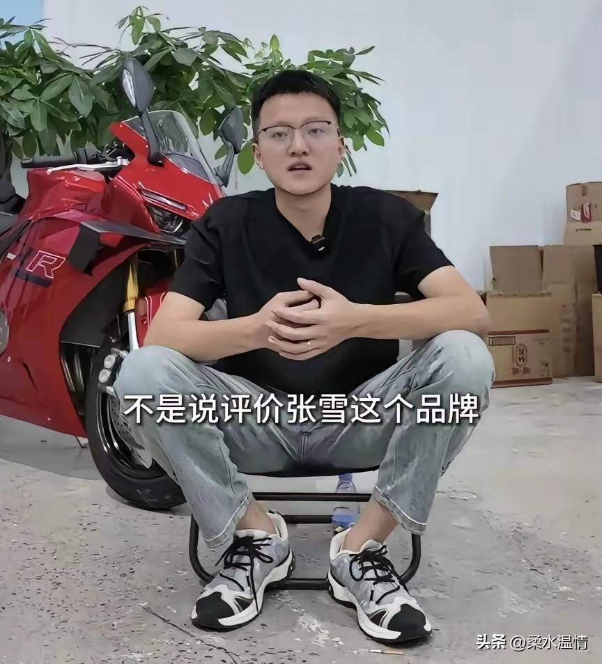 面对张雪的正面硬刚，这位成都二手车商真怕摊上大事，所以连忙出镜解释：他表示自己确