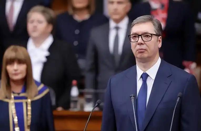 塞尔维亚议会选举爆冷，执政14年的武契奇阵营输了。投票结束后，武契奇在前进党总部