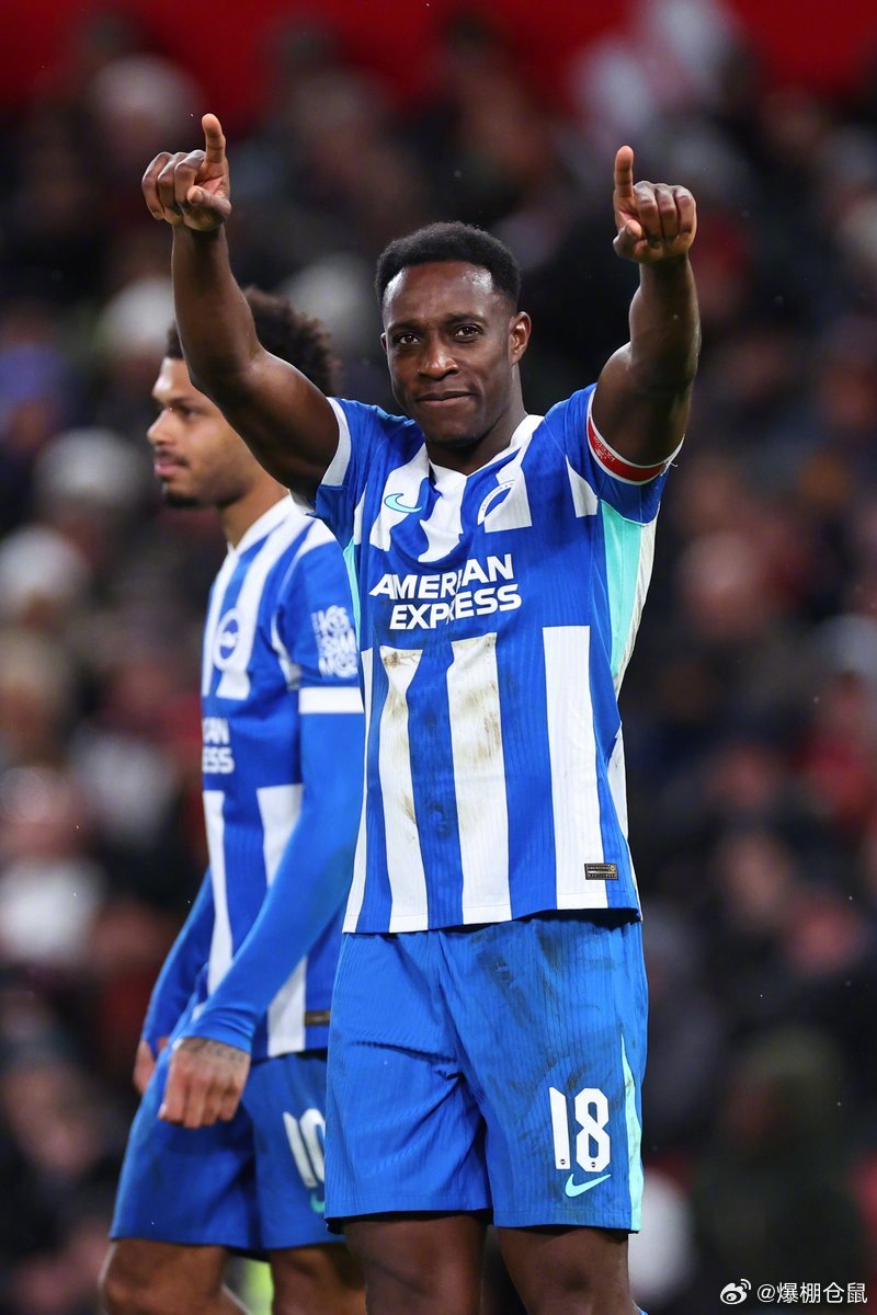 【越老越妖】英国媒体：35岁的布莱顿前锋维尔贝克激活了合同中的续约条款，将合同延