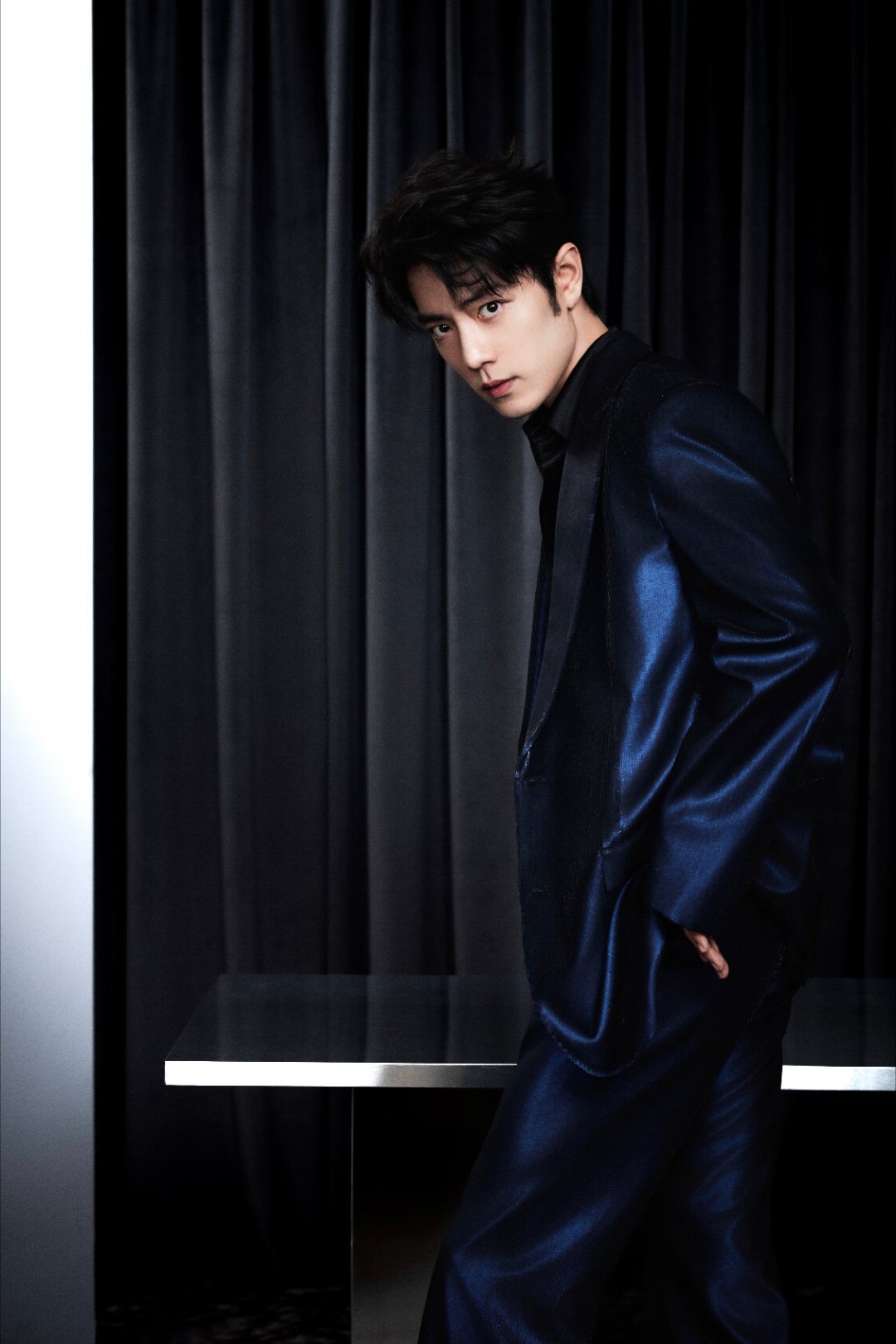 肖战肖战 肖战肖战微博之夜 这波造型赢麻了！肩宽腰窄比例绝，贵公子气质直接封神。