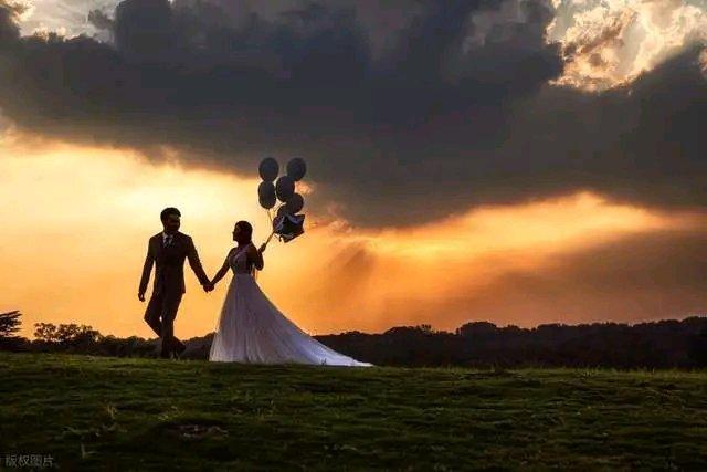 婚姻里，就算夫妻感情好，有些东西也不能共用。
先说说隐私。别以为把手机密码、前任