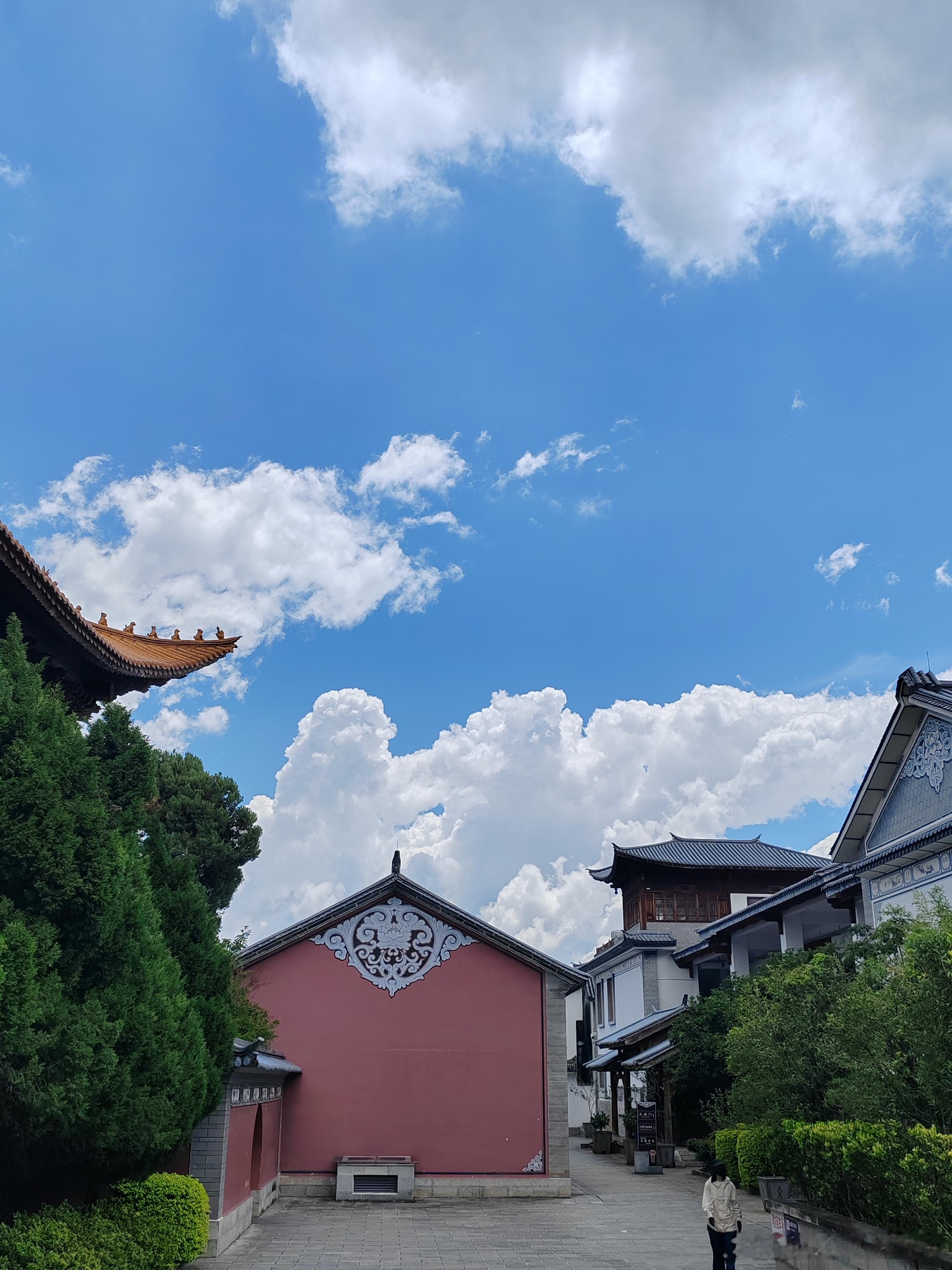 早安｜早安 ｜ 还有诗和远方早啊！大理古城天好蓝，这是个浪漫的地方，走在古城街道