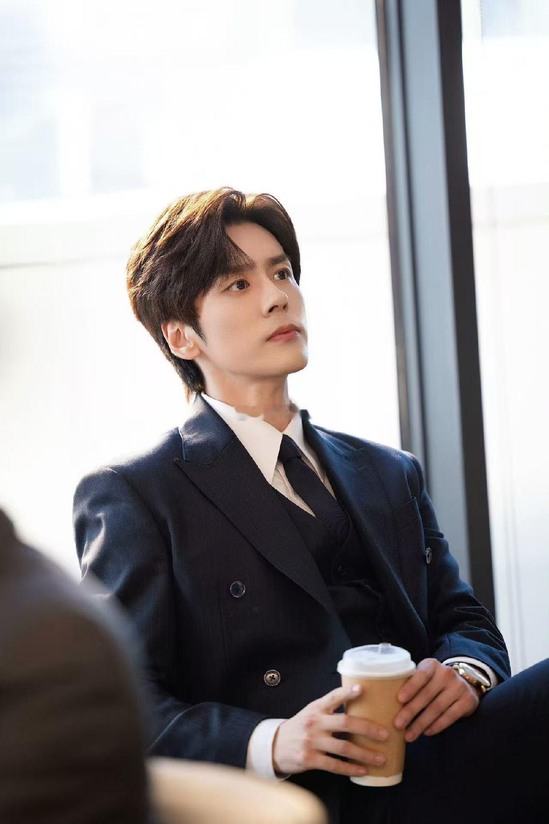 年少不知竹马香十年后爱疯了你是迟来的欢喜 曾觉得他烦总吵架，如今少他一句都牵挂，