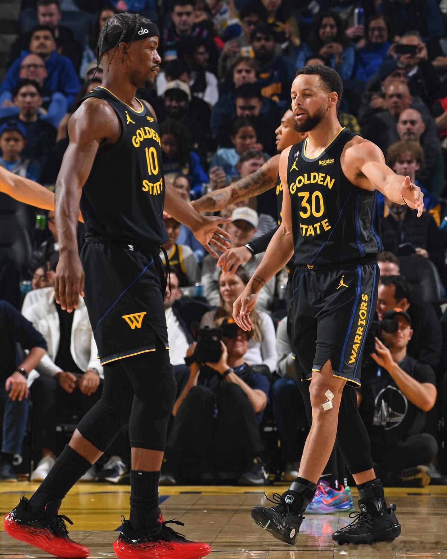 何等强大的心态....这个时候巴特勒还在自嘲玩梗刚刚，巴特勒IG发图文写到：赛季