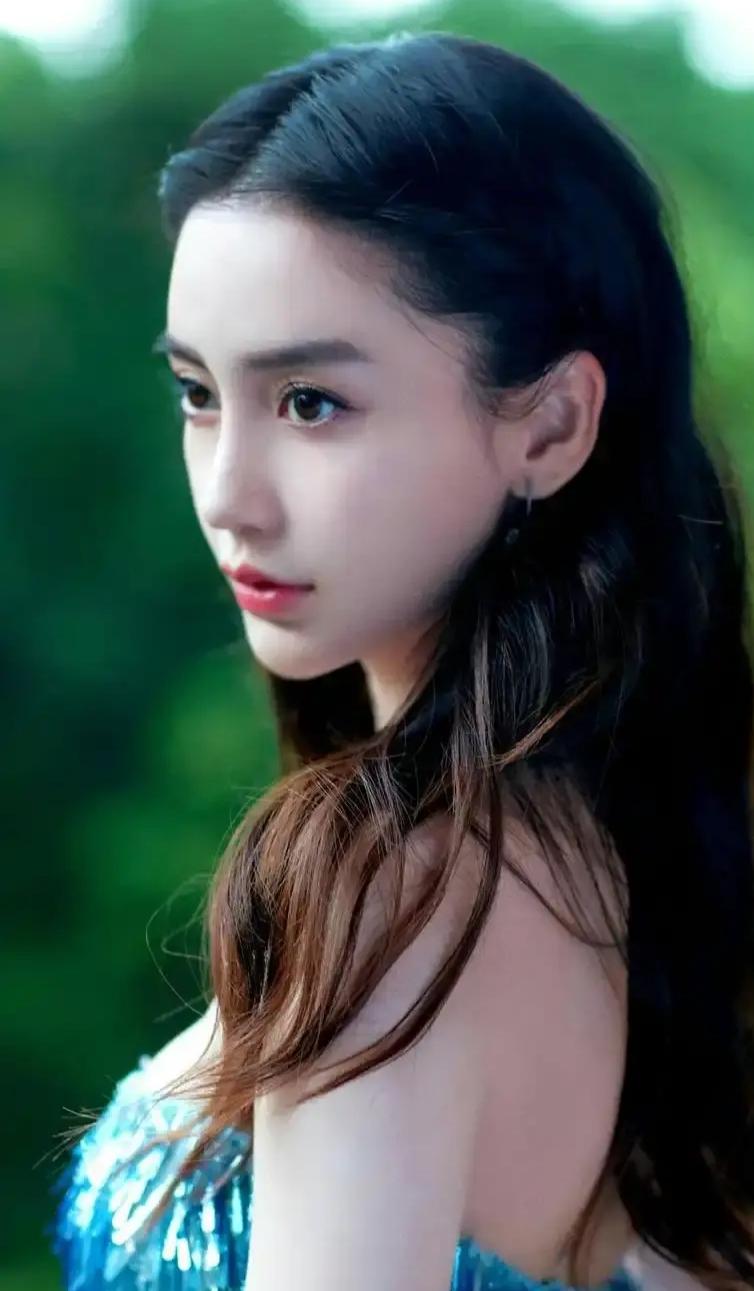 Angelababy，引发热议！

8月5日，Angelababy杨颖冲上热搜！